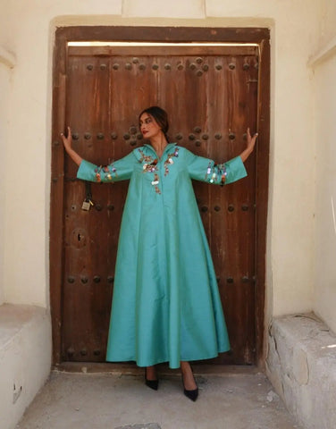 A luxurious, handcrafted daraa on the chest and sleeves, decorated with styluses and sequins 
