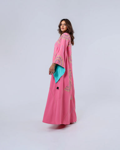 دراعة فاخرة من أجود أنواع الكريب الإيطالي، تتألق بتطريز يدوي محبوك بخيوط الريسم في تصميم هندسي مستوحى من الفن المعاصر، لتمنحك إطلالة مفعمة بالحيوية والرقي في كل مناسبة