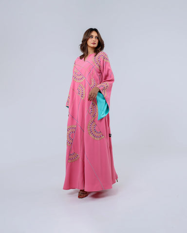 دراعة فاخرة من أجود أنواع الكريب الإيطالي، تتألق بتطريز يدوي محبوك بخيوط الريسم في تصميم هندسي مستوحى من الفن المعاصر، لتمنحك إطلالة مفعمة بالحيوية والرقي في كل مناسبة