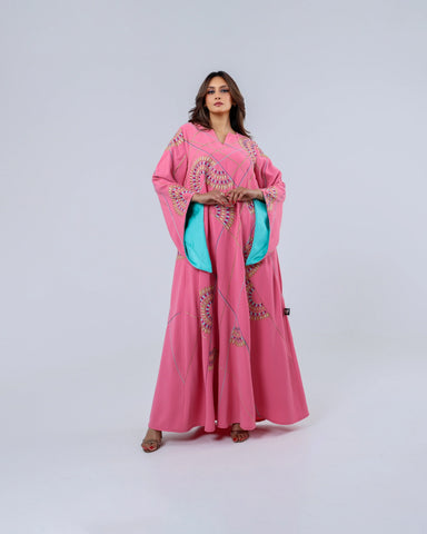 دراعة فاخرة من أجود أنواع الكريب الإيطالي، تتألق بتطريز يدوي محبوك بخيوط الريسم في تصميم هندسي مستوحى من الفن المعاصر، لتمنحك إطلالة مفعمة بالحيوية والرقي في كل مناسبة