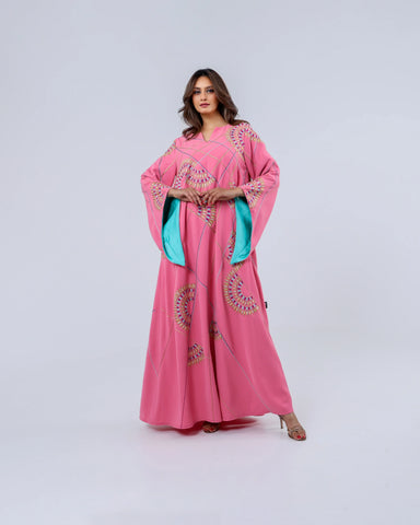 دراعة فاخرة من أجود أنواع الكريب الإيطالي، تتألق بتطريز يدوي محبوك بخيوط الريسم في تصميم هندسي مستوحى من الفن المعاصر، لتمنحك إطلالة مفعمة بالحيوية والرقي في كل مناسبة