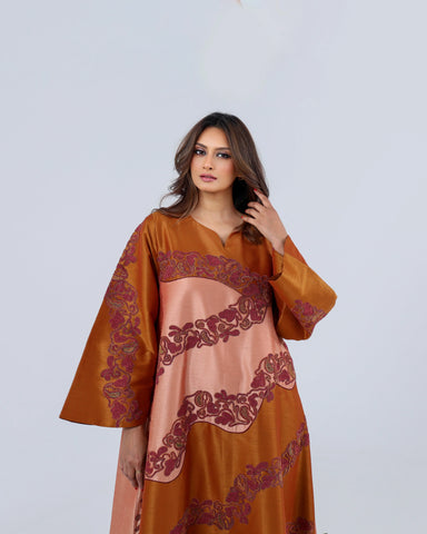 فستان فاخر مصنوع من أجود أنواع قماش الشانتون، يجمع بين فخامة الخامة وانسيابية التصميم، ويزدان بتطريز يدوي محبوك بخيوط الريسم في تكوين فني راقٍ يمنحك حضورًا أنيقًا لا يُنسى في كل مناسبة