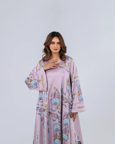 دراعة فاخرة من كريب فيسكوز فاخر، تزينها تفاصيل تطريز يدوي متقن بخيوط الريسم، لتمنحك إطلالة راقية تجمع بين الانسيابية، ونعومة الخامة، وفخامة الحرفة اليدوية الأصيلة