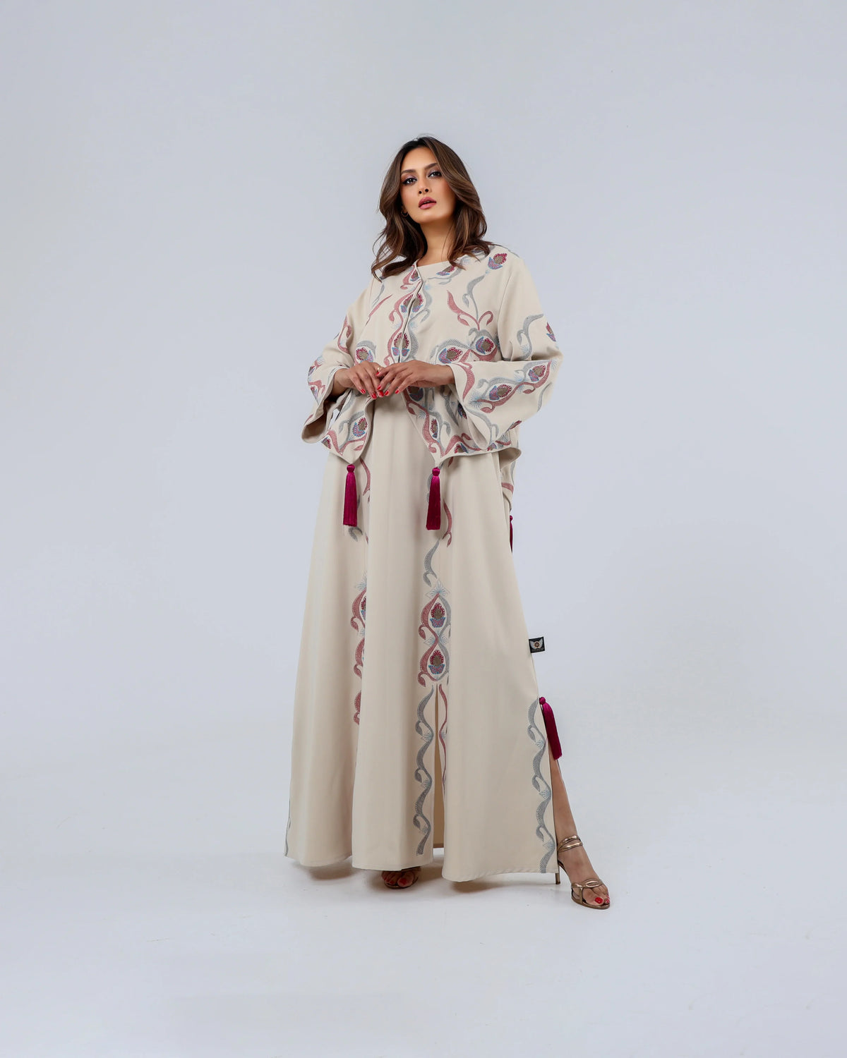 فستان فاخر من تهاني بوتيك، صُنع من أجود أنواع الكريب الإيطالي، وتزينه تطريزات يدوية محبوكة بخيوط الريسم مع شرابات حريرية أنيقة تضفي حركة راقية ولمسة فنية استثنائية، ليمنحك إطلالة أنثوية تفيض بالفخامة