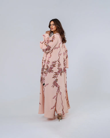 دراعة فاخرة بتصميم أنثوي راقٍ، صُنعت من أجود أنواع الكريب الإيطالي، وتزينها تطريزات يدوية محبوكة بخيوط الريسم بانسيابية مستوحاة من الزخارف الشرقية، لتمنحك إطلالة تجمع بين الرقة والفخامة في كل مناسبة