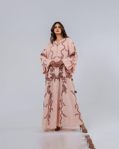 دراعة فاخرة بتصميم أنثوي راقٍ، صُنعت من أجود أنواع الكريب الإيطالي، وتزينها تطريزات يدوية محبوكة بخيوط الريسم بانسيابية مستوحاة من الزخارف الشرقية، لتمنحك إطلالة تجمع بين الرقة والفخامة في كل مناسبة