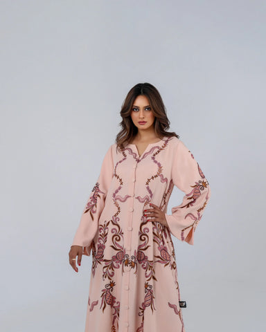 دراعة فاخرة بتصميم أنثوي راقٍ، صُنعت من أجود أنواع الكريب الإيطالي، وتزينها تطريزات يدوية محبوكة بخيوط الريسم بانسيابية مستوحاة من الزخارف الشرقية، لتمنحك إطلالة تجمع بين الرقة والفخامة في كل مناسبة