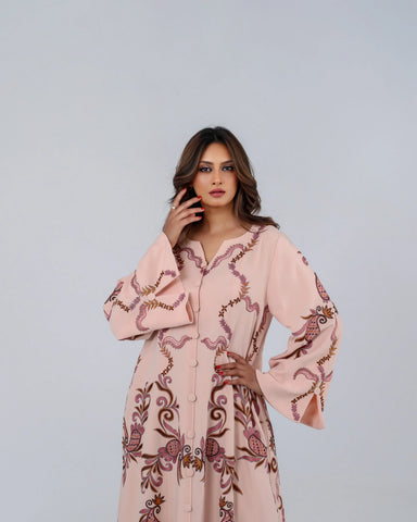 دراعة فاخرة بتصميم أنثوي راقٍ، صُنعت من أجود أنواع الكريب الإيطالي، وتزينها تطريزات يدوية محبوكة بخيوط الريسم بانسيابية مستوحاة من الزخارف الشرقية، لتمنحك إطلالة تجمع بين الرقة والفخامة في كل مناسبة