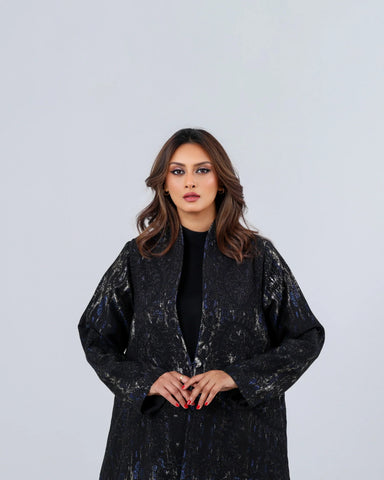 عباية راقية من مجموعة صُنعت من الجاكار الإيطالي الفاخر بتصميم يغلب عليه الطابع الهادئ والفخامة المعاصرة، لتمنحك إطلالة استثنائية تتألق برقي التفاصيل وجودة الخامات، مع تطريز يدوي محبوك بخيوط الريسم وإصدار محدود صُمم للمرأة التي تعشق التميز