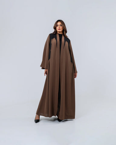 عباية فاخرة بقصة انسيابية من قماش خاص لتهاني بوتيك، بتصميم عصري وتناسق لوني راقٍ يمنحك إطلالة هادئة تنبض بالفخامة والأناقة
