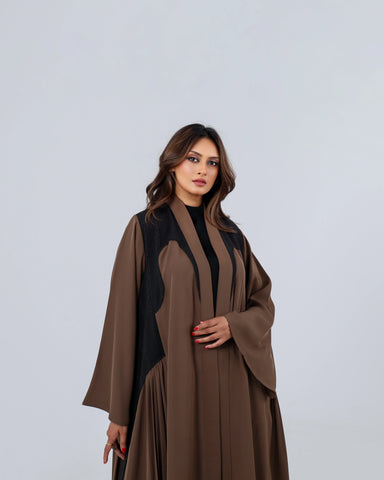 عباية فاخرة بقصة انسيابية من قماش خاص لتهاني بوتيك، بتصميم عصري وتناسق لوني راقٍ يمنحك إطلالة هادئة تنبض بالفخامة والأناقة