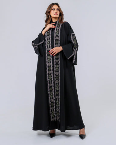 عباية فاخرة من قماش خاص لتهاني بوتيك، بشك يدوي محبوك بخيوط الريسم الملون، لتمنحك إطلالة راقية بلمسة فنية مميزة، ويأتي الطلب شاملًا العباية مع الشيلة والطرحة