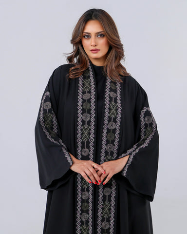 عباية فاخرة من قماش خاص لتهاني بوتيك، بشك يدوي محبوك بخيوط الريسم الملون، لتمنحك إطلالة راقية بلمسة فنية مميزة، ويأتي الطلب شاملًا العباية مع الشيلة والطرحة
