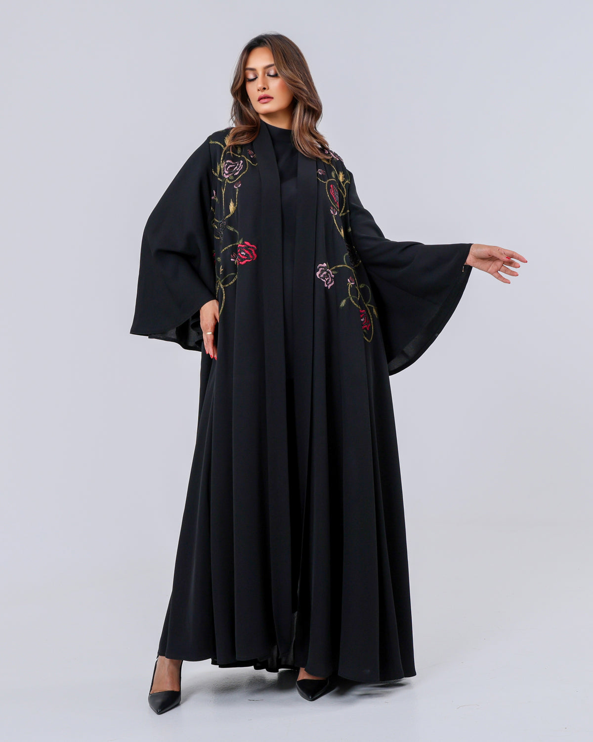 عباية فاخرة من قماش خاص لتهاني بوتيك، بشك يدوي محبوك بخيوط الريسم والنمنم الياباني، لتمنحك إطلالة راقية بتفاصيل آسرة، ويأتي الطلب شاملًا العباية مع الشيلة والطرحة