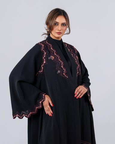 عباية فاخرة من قماش خاص لتهاني بوتيك، بشك يدوي محبوك بخيوط الريسم والخرز الياباني، لتمنحك إطلالة راقية بتفاصيل آسرة، ويأتي الطلب شاملًا العباية مع الشيلة والطرحة