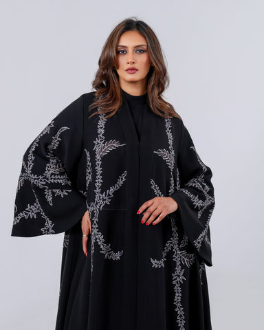 عباية فاخرة من قماش خاص لتهاني بوتيك، بشك يدوي محبوك بخيوط الريسم، لتمنحك إطلالة راقية بتفاصيل أنيقة، ويأتي الطلب شاملًا العباية مع الشيلة والطرحة
