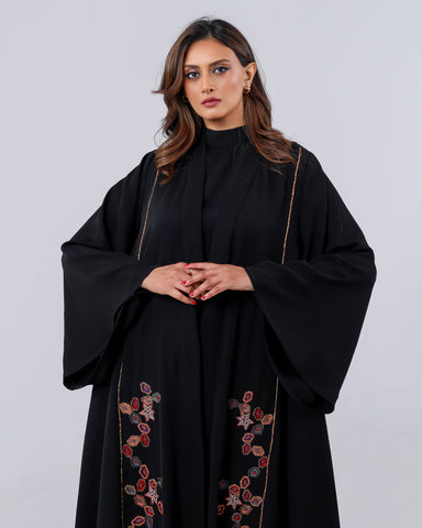 عباية فاخرة من قماش خاص لتهاني بوتيك، بشك يدوي محبوك بخيوط الريسم والخرز الياباني، لتمنحك إطلالة راقية بتفاصيل آسرة، ويأتي الطلب شاملًا العباية مع الشيلة والطرحة