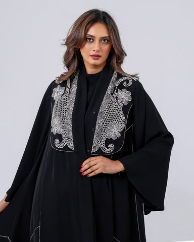 عباية فاخرة من قماش خاص لتهاني بوتيك، بتطريز يدوي محبوك بخيوط الريسم، لتمنحك إطلالة راقية بتفاصيل أنيقة، ويأتي الطلب شاملًا العباية مع الشيلة والطرحة