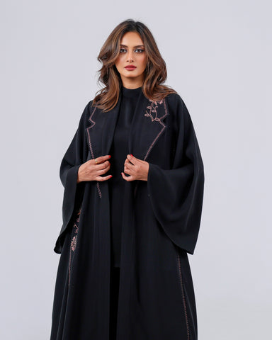 عباية فاخرة من قماش خاص لتهاني بوتيك، بشك يدوي محبوك بخيوط الريسم، لتمنحك إطلالة راقية بتفاصيل أنيقة، ويأتي الطلب شاملًا العباية مع الشيلة والطرحة