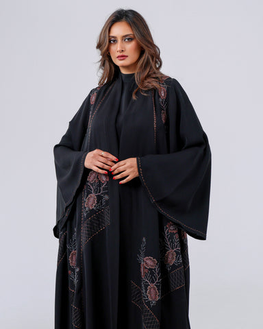 عباية فاخرة من قماش خاص لتهاني بوتيك، بتطريز يدوي محبوك بخيوط الريسم وتفاصيل أنيقة تمنحها حضورًا راقيًا، ويأتي الطلب شاملًا العباية مع الشيلة والطرحة