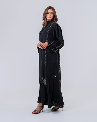 عباية فاخرة من قماش خاص لتهاني بوتيك، بشك يدوي محبوك بخيوط الريسم والنمنم الياباني الملون، لتمنحك إطلالة راقية بتفاصيل آسرة، ويأتي الطلب شاملًا العباية مع الشيلة والطرحة