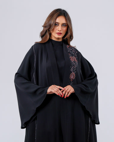 عباية فاخرة من قماش خاص لتهاني بوتيك، بشك يدوي محبوك بخيوط الريسم، لتمنحك إطلالة راقية بلمسة فاخرة، ويأتي الطلب شاملًا العباية مع الشيلة والطرحة