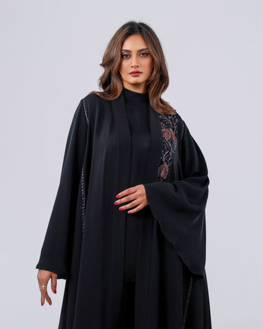 عباية فاخرة من قماش خاص لتهاني بوتيك، بشك يدوي محبوك بخيوط الريسم، لتمنحك إطلالة راقية بلمسة فاخرة، ويأتي الطلب شاملًا العباية مع الشيلة والطرحة