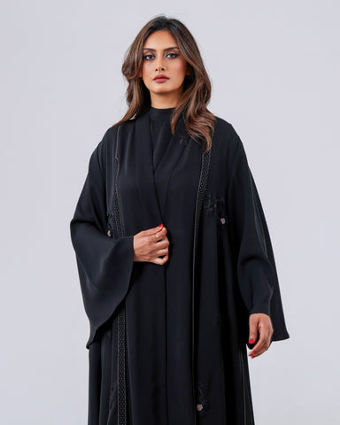 عباية فاخرة من قماش خاص لتهاني بوتيك، بتفاصيل شك يدوي محبوكة بخيوط الريسم، لتمنحك إطلالة أنيقة بلمسة استثنائية، ويأتي الطلب شاملًا العباية مع الشيلة والطرحة.