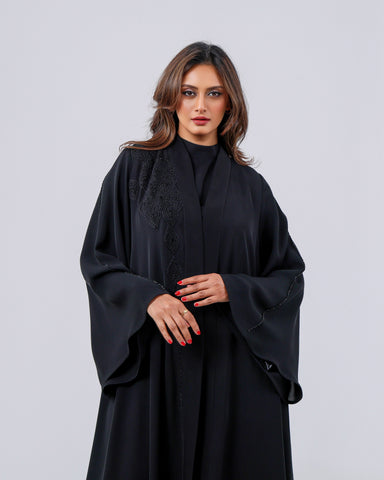 عباية فاخرة من قماش خاص لتهاني بوتيك، بشك يدوي محبوك بخيوط الريسم، لتمنحك إطلالة راقية بتفاصيل استثنائية، ويأتي الطلب شاملًا العباية مع الشيلة والطرحة