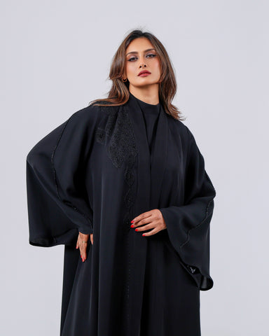 عباية فاخرة من قماش خاص لتهاني بوتيك، بشك يدوي محبوك بخيوط الريسم، لتمنحك إطلالة راقية بتفاصيل استثنائية، ويأتي الطلب شاملًا العباية مع الشيلة والطرحة