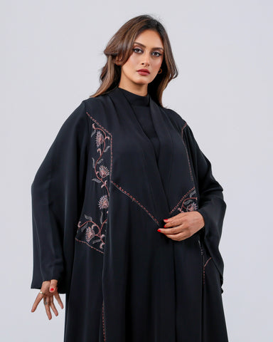 عباية فاخرة من قماش خاص لتهاني بوتيك، تتزين بشك يدوي متقن محبوك بخيوط الريسم، لتمنحك إطلالة راقية تجمع بين الحرفة الأصيلة والفخامة العصرية