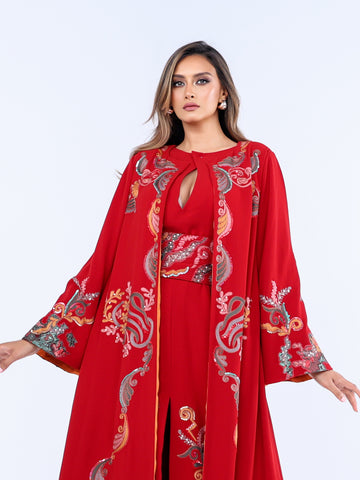 بدلة ذات تصميم راقٍ من ثلاث قطع يجمع بين الجاكيت الطويل، الفستان، والحزام. يصنع يدوياً بدقة متناهية من أفخم أقمشة الكريب والحرير الإيطالي، ومطرز بأجود خيوط الريسم والترتر الياباني اللامع ليمنحك إطلالة ملوكية ساحرة