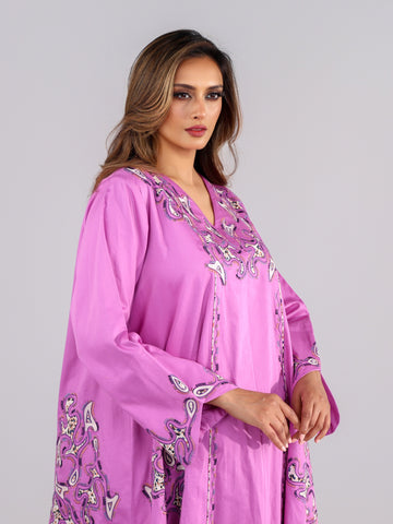 دراعة فاخرة من القطن الإيطالي البارد، تتألق بتطريز وتخريم يدوي متقن يجمع بين عراقة الحرفة ونعومة التصميم