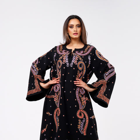 Elegant and distinctive dress with hand embroidery