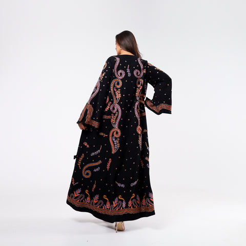 Elegant and distinctive dress with hand embroidery