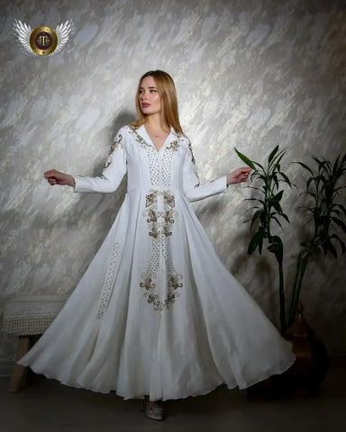 Luxurious evening dress with a cut-out waist - Linen wire lined with pearls