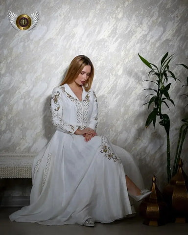 Luxurious evening dress with a cut-out waist - Linen wire lined with pearls