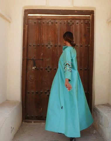 A luxurious, handcrafted daraa on the chest and sleeves, decorated with styluses and sequins 