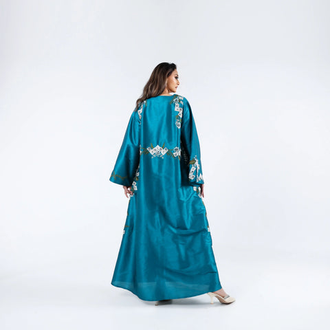 Luxurious and distinctive embroidered arm