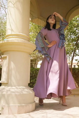 Luxurious evening dress with lace on the sleeves