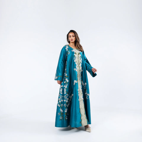 Luxurious and distinctive embroidered arm