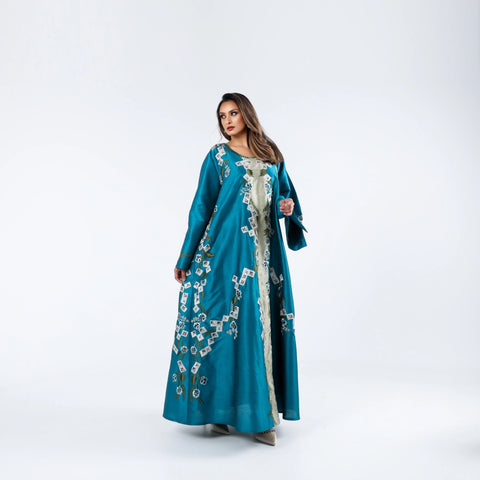 Luxurious and distinctive embroidered arm