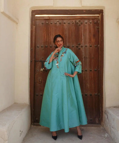 A luxurious, handcrafted daraa on the chest and sleeves, decorated with styluses and sequins 