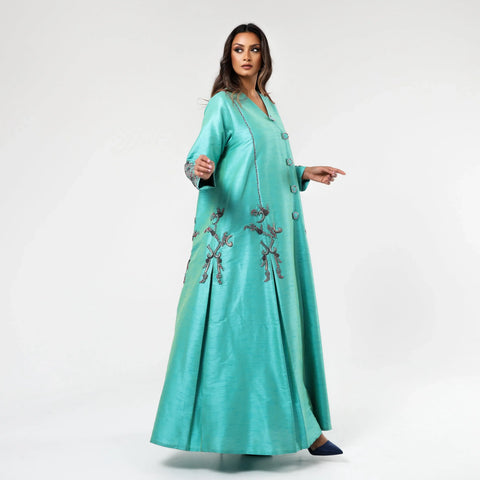 دراعه مشغولة يدوياً مع كسرات مخفيه بطريقه كلاسيكيه