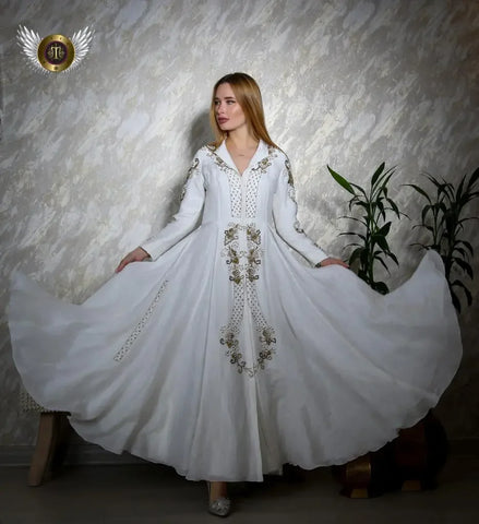 Luxurious evening dress with a cut-out waist - Linen wire lined with pearls