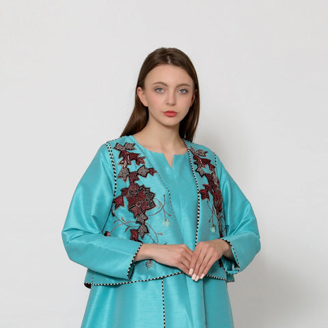 A luxurious two-piece daraa - dress and bra - woven with a knotting system Shanton for all seasons