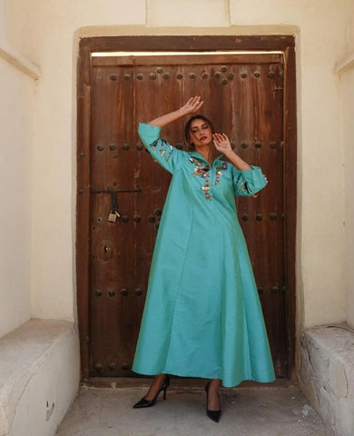 A luxurious, handcrafted daraa on the chest and sleeves, decorated with styluses and sequins 