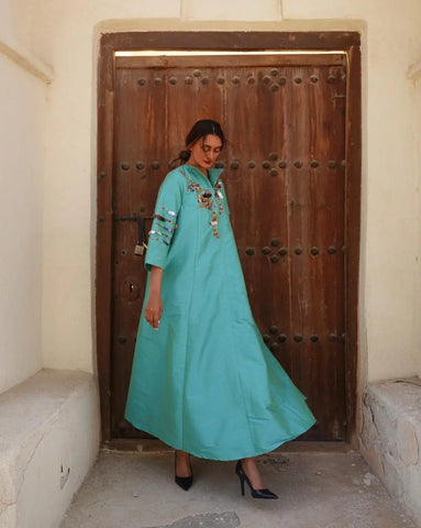A luxurious, handcrafted daraa on the chest and sleeves, decorated with styluses and sequins 