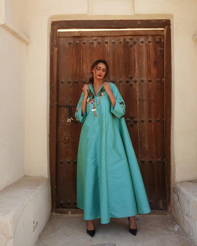 A luxurious, handcrafted daraa on the chest and sleeves, decorated with styluses and sequins 