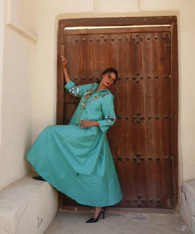A luxurious, handcrafted daraa on the chest and sleeves, decorated with styluses and sequins 